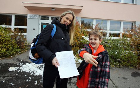 Martina Gavriely s peticí chodí, kam může, sbírá podpisy pro zachování školy pro svého syna!
