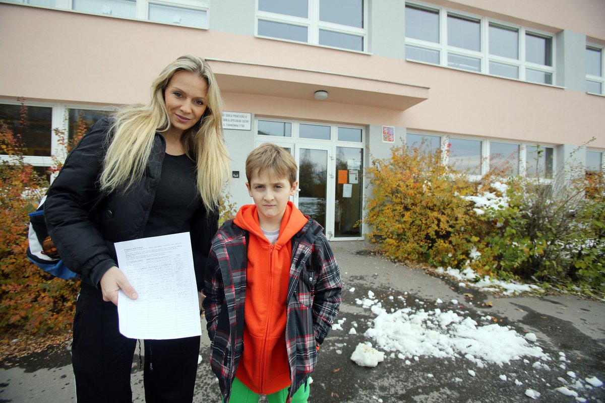 Martina Gavriely s peticí chodí, kam může, sbírá podpisy pro zachování školy pro svého syna!