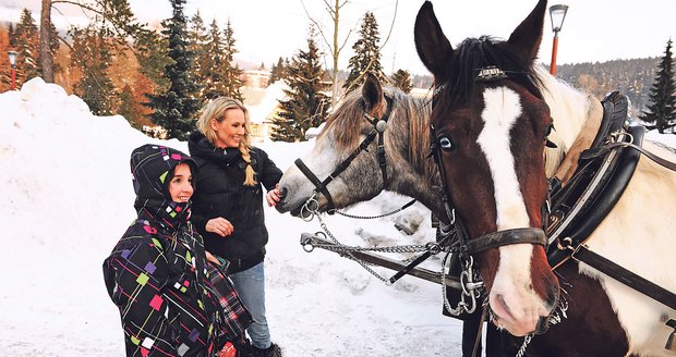 Moderátorka vzala své děti nakrmit koně