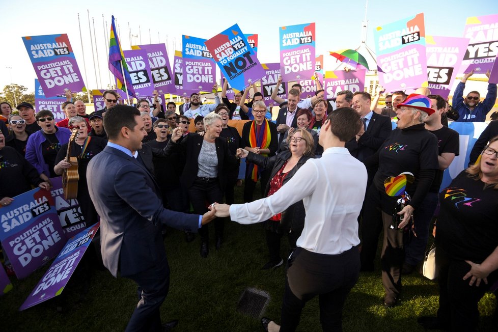 Homosexuálové v Austrálii oslavují povolení manželských svazků.