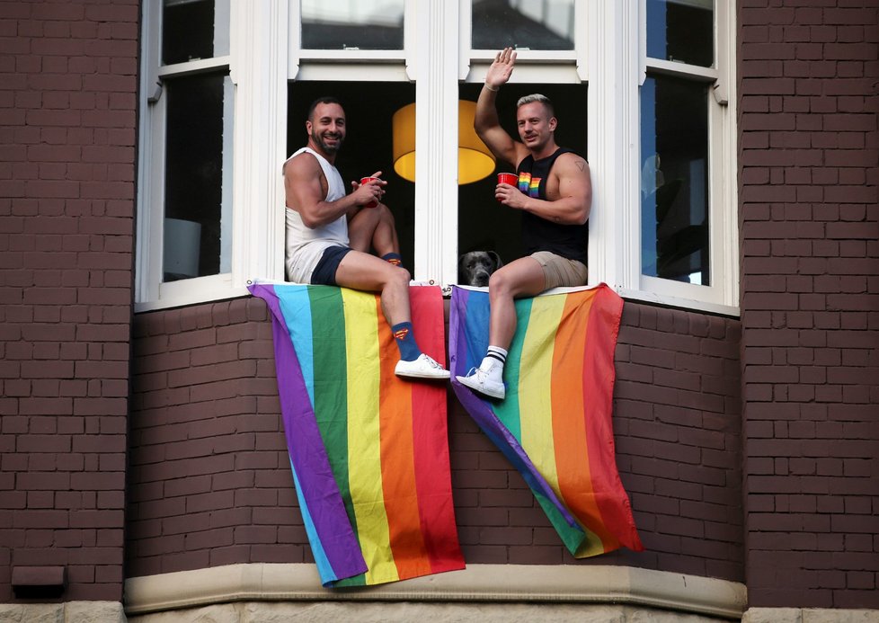Homosexuálové v Austrálii oslavují povolení manželských svazků.