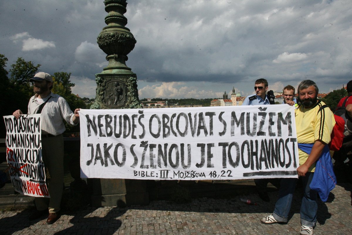 Skupinky křesťanů s transparenty čekaly na homosexuály na mostě Legií.