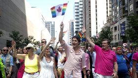 Skoro milion lidí se zúčastnil pochodu homosexuálů v Kolíně, v Kanadě šel v čele premiér.