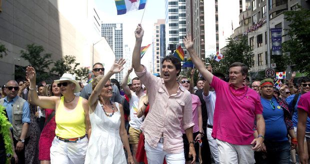 Duhový průvod i pláč pro Orlando: Za práva homosexuálů demonstroval milion lidí