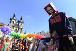 Centrem Prahy loni 17. srpna potřetí prošel pochod hrdosti homosexuálů Prague Pride. Do karnevalového průvodu s alegorickými vozy a hudbou se zapojilo několik tisíc lidí. Mnozí z nich přišli v pestrobarevných kostýmech. Pořadatelé čekají, že by se akce mohlo zúčastnit dohromady kolem 15.000 lidí. V ulicích byli i odpůrci průvodu. Na bezpečnost a pořádek dohlíží policie, omezená je doprava.