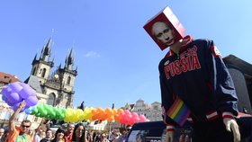 Centrem Prahy 17. srpna už potřetí prošel pochod hrdosti homosexuálů Prague Pride. Do karnevalového průvodu s alegorickými vozy a hudbou se zapojilo několik tisíc lidí. Mnozí z nich přišli v pestrobarevných kostýmech. Pořadatelé čekají, že by se akce mohlo zúčastnit dohromady kolem 15.000 lidí. V ulicích byli i odpůrci průvodu. Na bezpečnost a pořádek dohlíží policie, omezená je doprava.