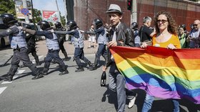 Kyjevem prošlo přes 1500 homosexuálů, hlídala je policie.
