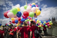 Na Gay Pride v Kolíně nad Rýnem uctil mrtvé z Orlanda skoro milion lidí