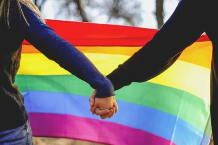 Duhová vlajka je symbolem homosexuálních svazků