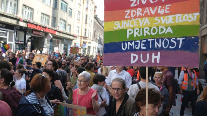 První pochod Pride v Bosně a Hercegovině se uskutečnil i přes nelibost většinového muslimského obyvatelstva.