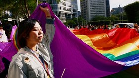 Gay Pride pochodu v tchajwanské metropoli Tchaj-pej se zúčastnilo kolem 100 tisíc lidí (31. 10. 2020).