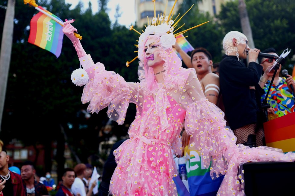 Gay Pride pochodu v tchajwanské metropoli Tchaj-pej se zúčastnilo kolem 100 tisíc lidí (31. 10. 2020).