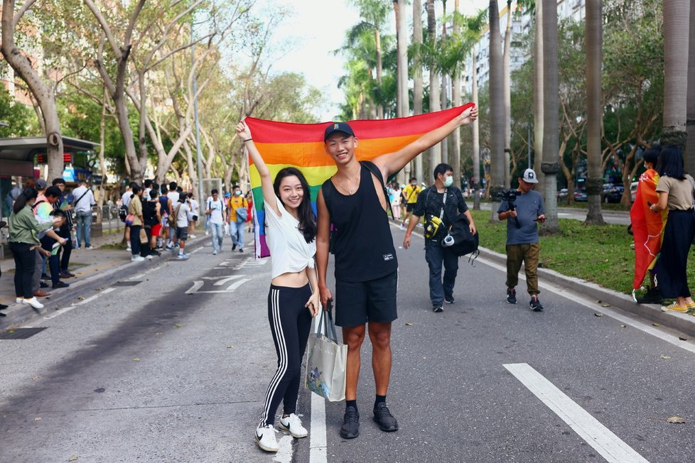 Gay Pride pochodu v tchajwanské metropoli Tchaj-pej se zúčastnilo kolem 100 tisíc lidí (31. 10. 2020).