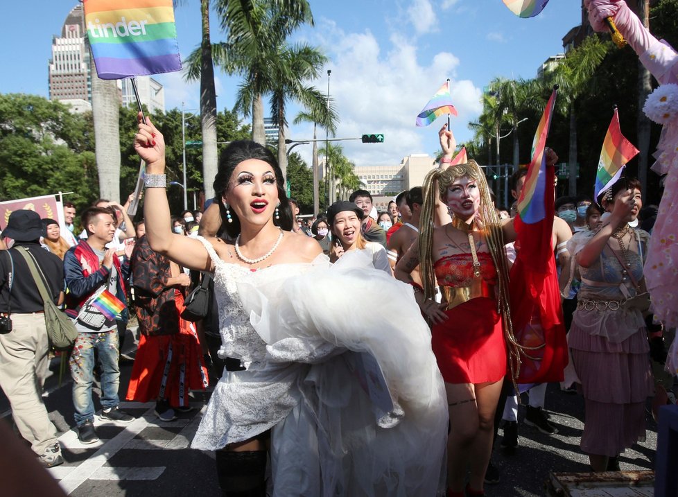 Gay Pride pochodu v tchajwanské metropoli Tchaj-pej se zúčastnilo kolem 100 tisíc lidí (31. 10. 2020).