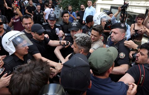 Zatýkání, bitky a těžkooděnci: Turecká policie tvrdě zasáhla proti duhovému pochodu hrdosti