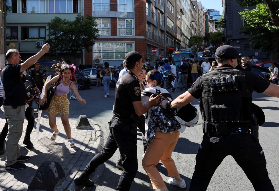 Zátah proti pochodu gay pride v Turecku (26.6.2022)