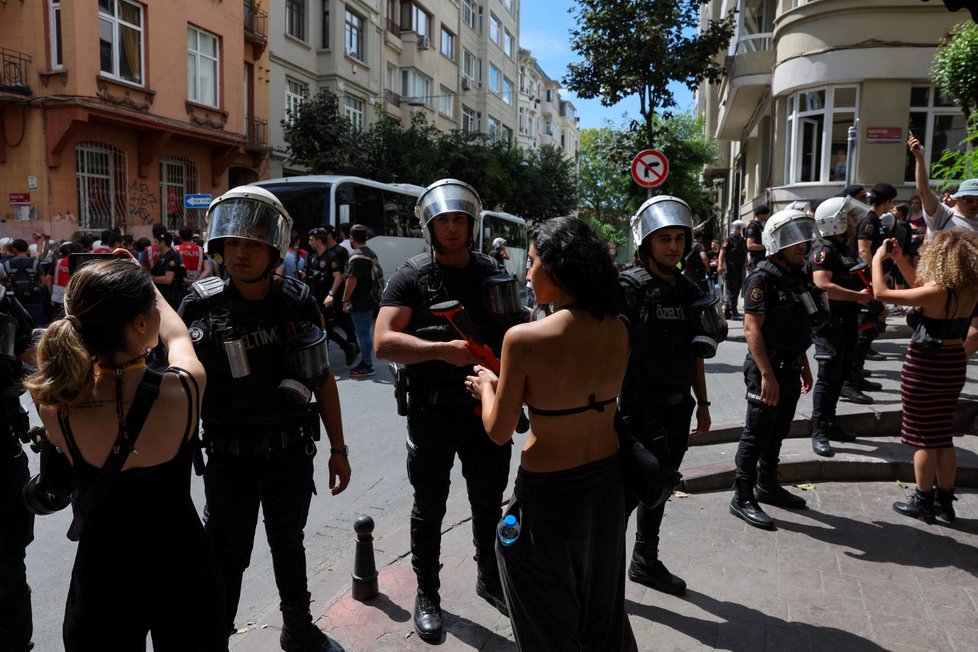 Zátah proti pochodu gay pride v Turecku (26.6.2022)