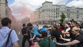 Protest za práva gayů a lesbiček v Moskvě: Odpůrci na ně stříkali sprejem a házeli vajíčka. Zasahovala policie a zatkla asi 20 lidí z obou táborů.