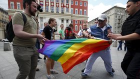 Nepovolená demonstrace za práva gayů a lesbiček v Moskvě: Střet s odpůrci