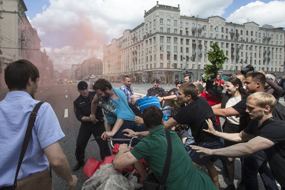 Protest za práva gayů a lesbiček v Moskvě: Odpůrci na ně stříkali sprejem a házeli vajíčka. Zasahovala policie a zatkla asi 20 lidí z obou táborů.