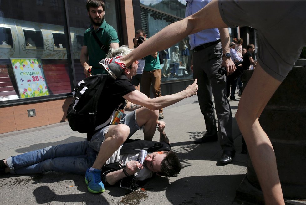 Nepovolený protest za práva gayů a lesbiček v Moskvě: Střet s odpůrci