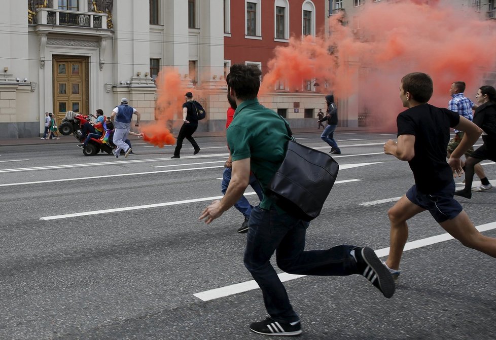 Nepovolený protest za práva gayů a lesbiček v Moskvě: Odpůrci stříkali sprejem a házeli vajíčka.