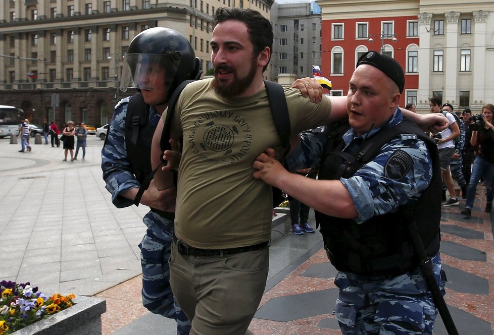 Protest za práva gayů a lesbiček v Moskvě: Zasahovala policie a zatkla asi 20 lidí.