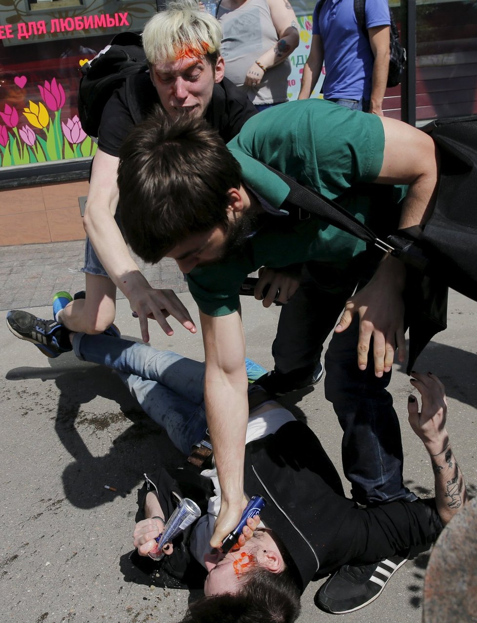 Nepovolený protest za práva gayů a lesbiček v Moskvě: Odpůrci stříkali sprejem a házeli vajíčka.