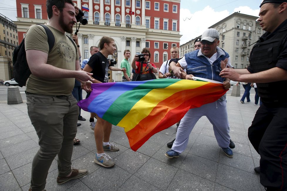 Nepovolený protest za práva gayů a lesbiček v Moskvě: Střet s odpůrci