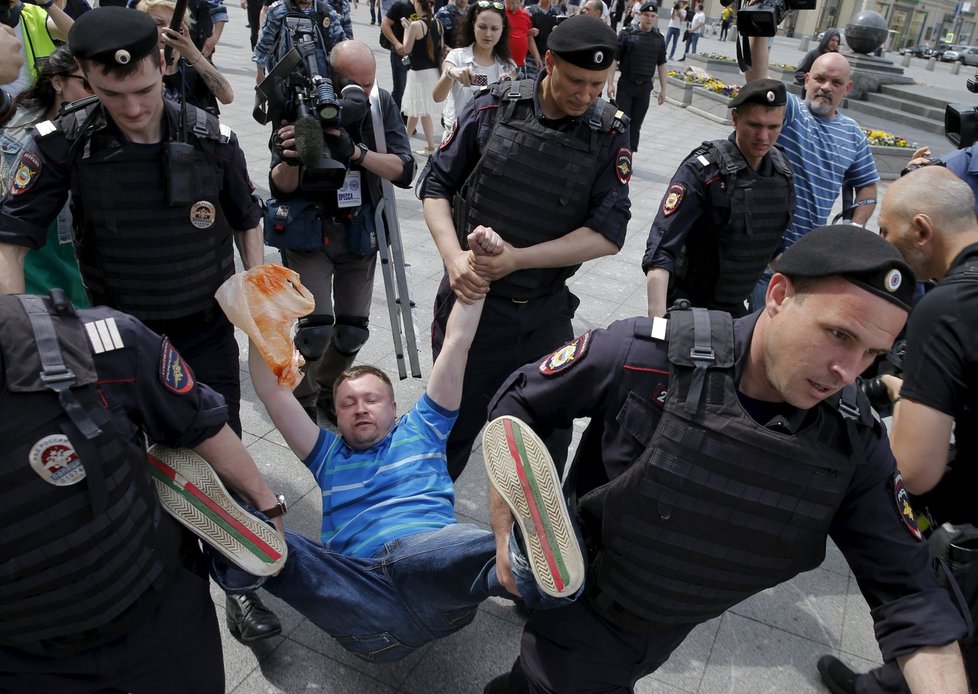 Protest za práva gayů a lesbiček v Moskvě: Zasahovala policie a zatkla asi 20 lidí.
