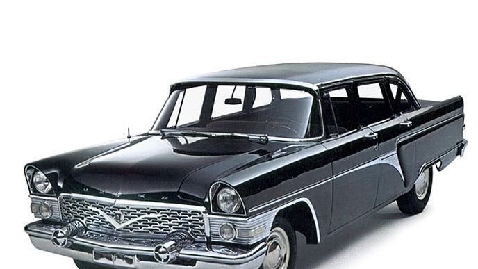 GAZ-13 Čajka: Luxusní sovětská limuzína se představila před 60 lety. Měla automat s řazením tlačítky GAZ-13 Čajka: Luxusní sovětská limuzína se představila před 60 lety. Měla automat s řazením tlačítky