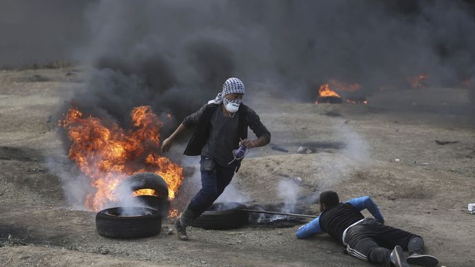 Izraelští vojáci během protestů v Gaze zastřelili nejméně 10 Palestinců.