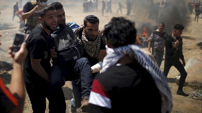 Izraelští vojáci během protestů v Gaze útočí na Palestince