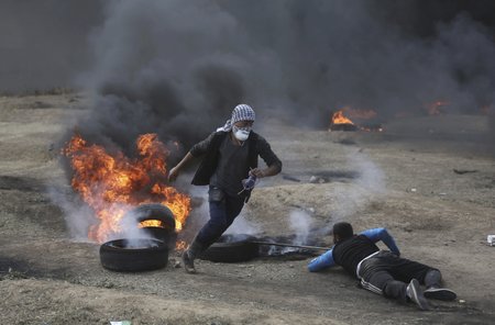 Demonstranti na místech protestů zapalovali pneumatiky.