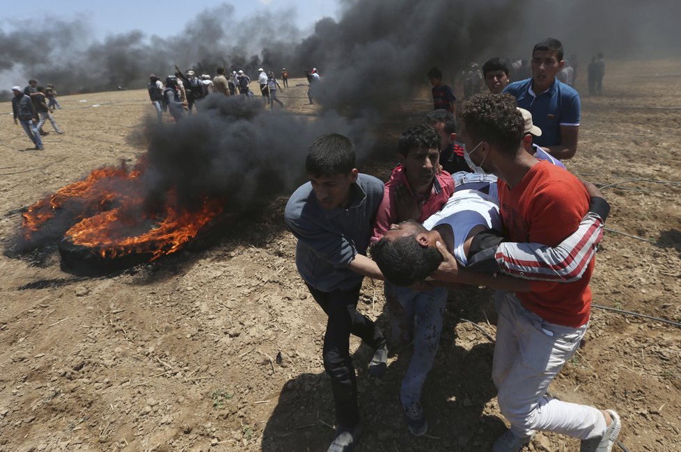 Izraelští vojáci během protestů v Gaze zastřelili desítky Palestinců.