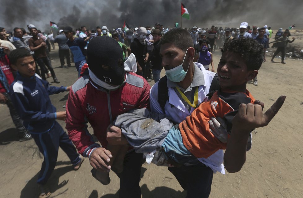 Izraelští vojáci během protestů v Gaze zastřelili desítky Palestinců.