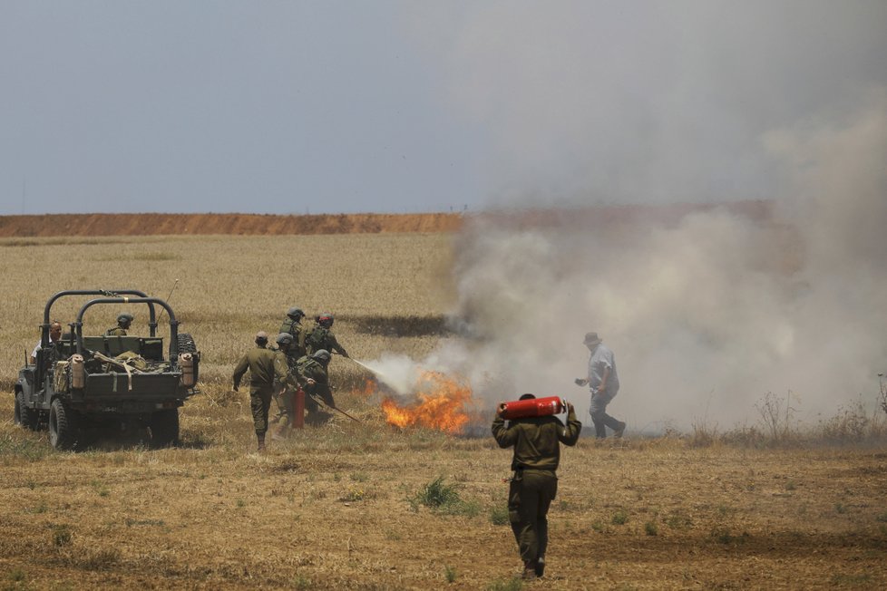 Izraelští vojáci během protestů v Gaze zastřelili desítky Palestinců.