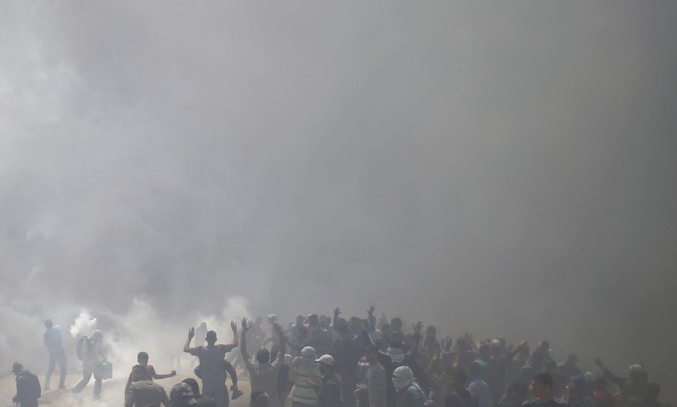 Izraelští vojáci během protestů v Gaze zastřelili desítky Palestinců.