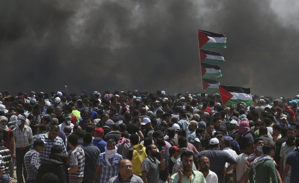 Izraelští vojáci během protestů v Gaze zastřelili nejméně 10 Palestinců.