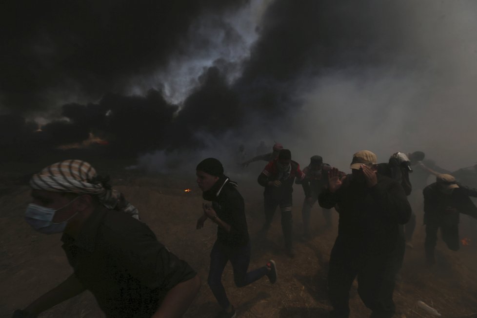 Izraelští vojáci během protestů v Gaze zastřelili nejméně 10 Palestinců.