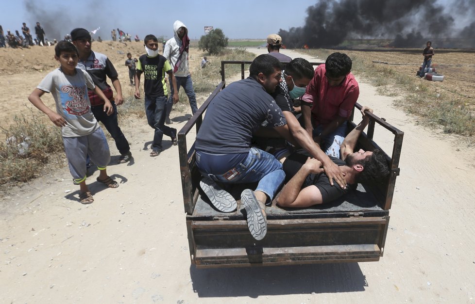 Izraelští vojáci během protestů v Gaze zastřelili desítky Palestinců.