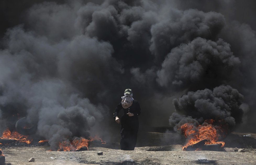 Izraelští vojáci během protestů v Gaze zastřelili nejméně 10 Palestinců.