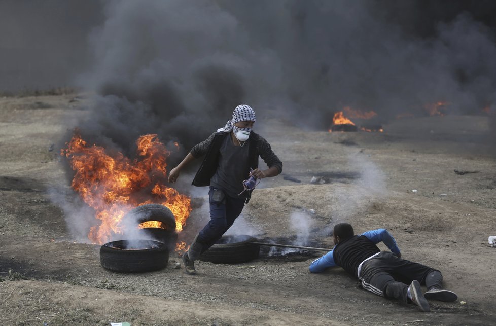 Izraelští vojáci během protestů v Gaze zastřelili nejméně 10 Palestinců.