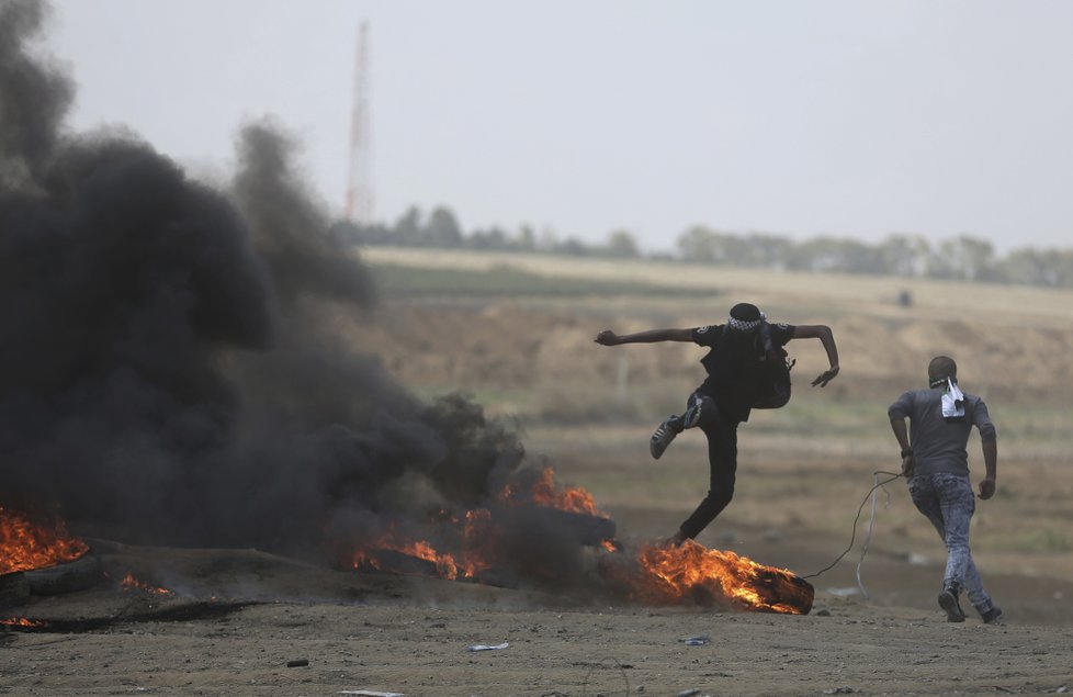 Izraelští vojáci během protestů v Gaze zastřelili desítky Palestinců.