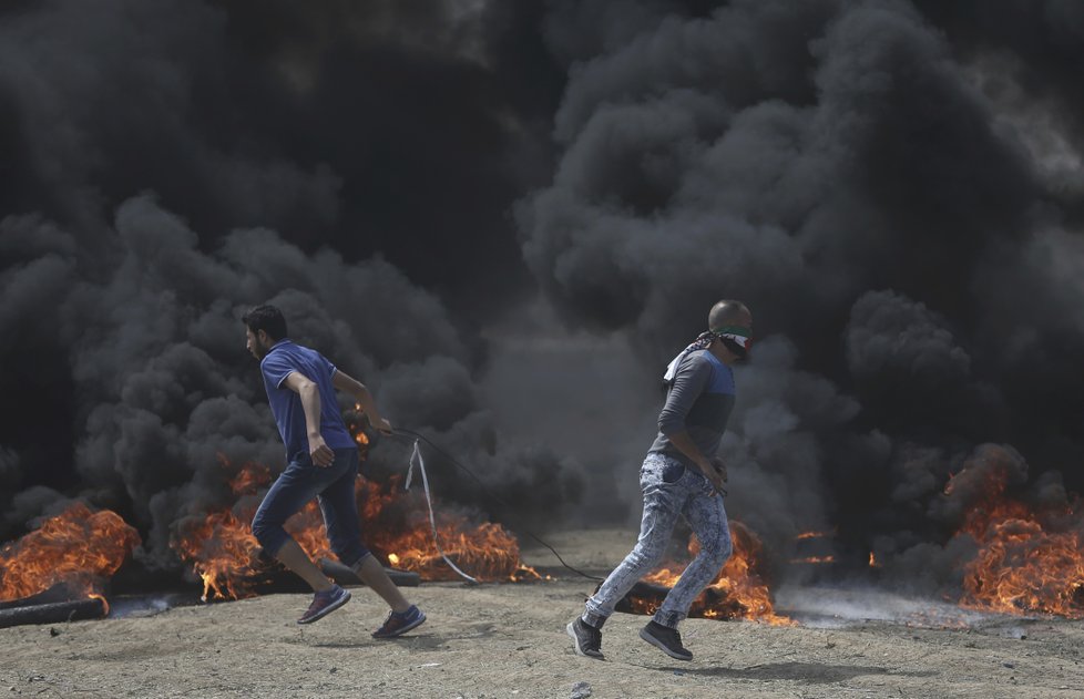 Izraelští vojáci během protestů v Gaze zastřelili desítky Palestinců.