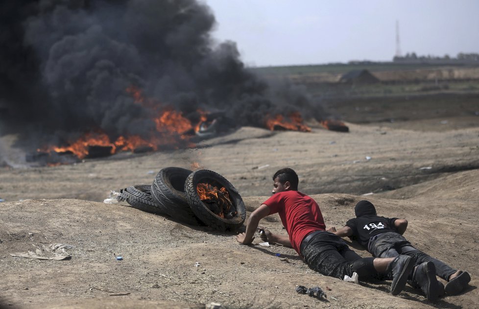 Izraelští vojáci během protestů v Gaze zastřelili desítky Palestinců.