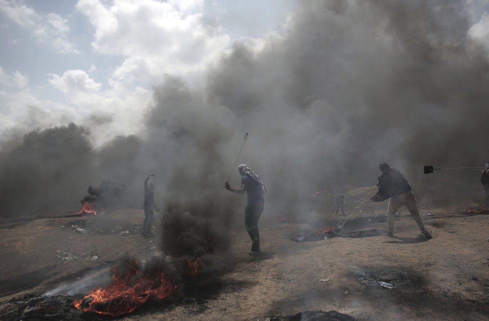 Izraelští vojáci během protestů v Gaze zastřelili nejméně 10 Palestinců.