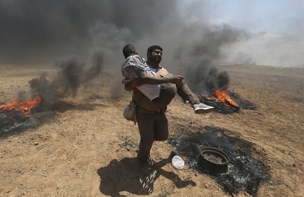 Izraelští vojáci během protestů v Gaze zastřelili desítky Palestinců.