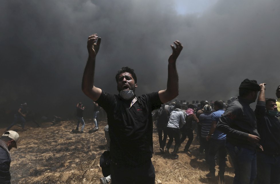 Izraelští vojáci během protestů v Gaze zastřelili nejméně 10 Palestinců.