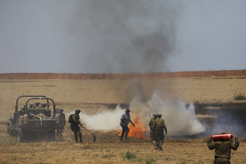 Izraelští vojáci během protestů v Gaze zastřelili nejméně 10 Palestinců.